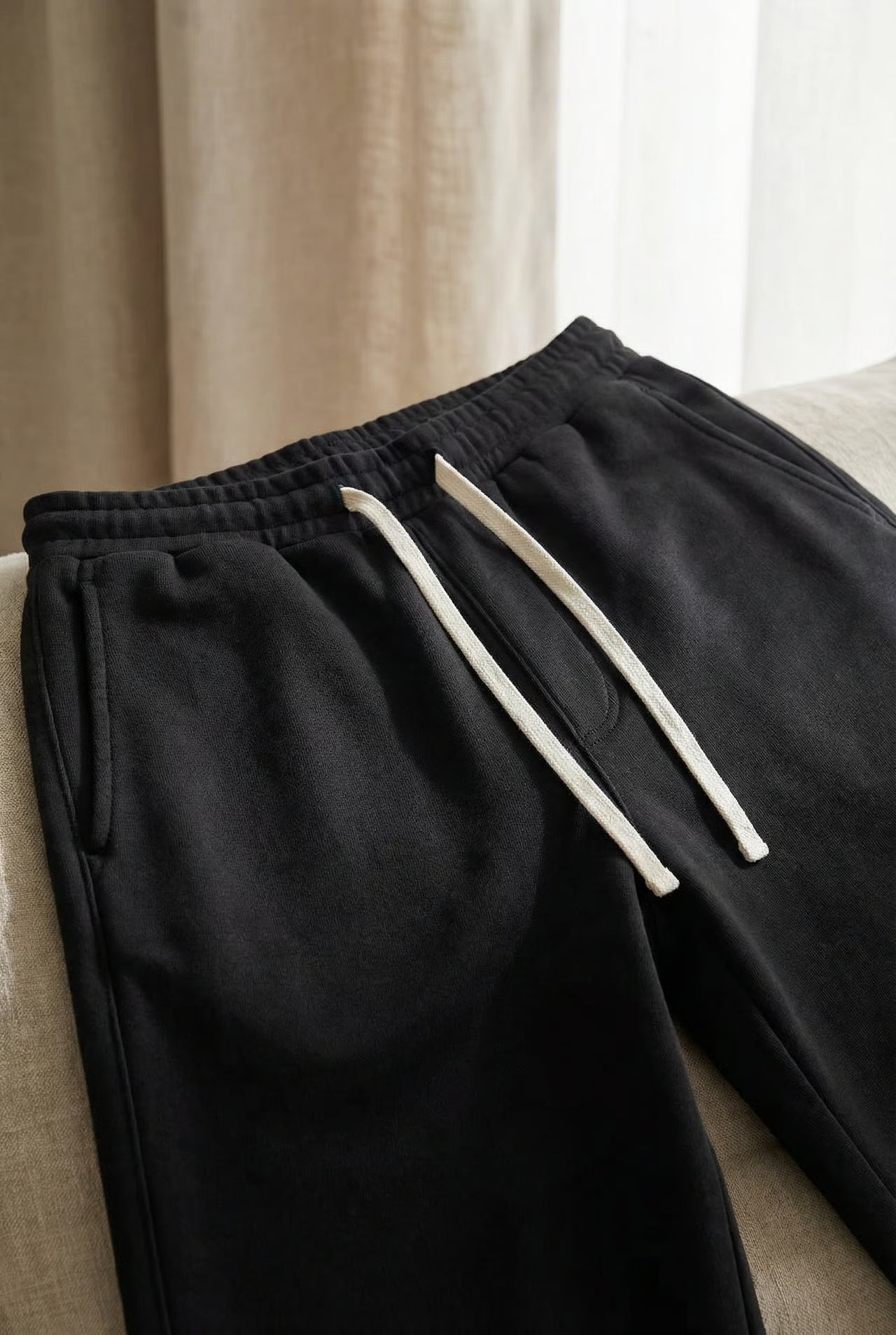 THE SOLVARO SWEATPANT
